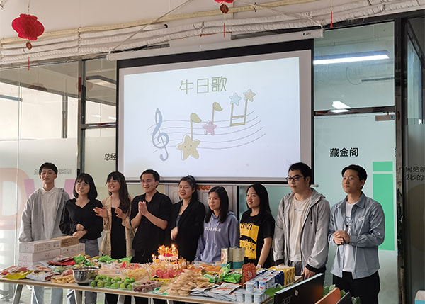 相親相愛一家親，祝深度網(wǎng)家人們生日快樂!